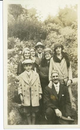 Holland family outside; Rodney Hunt, Velda, Lila McNab (?) Charles, Aurina, Fred, Annie Rena